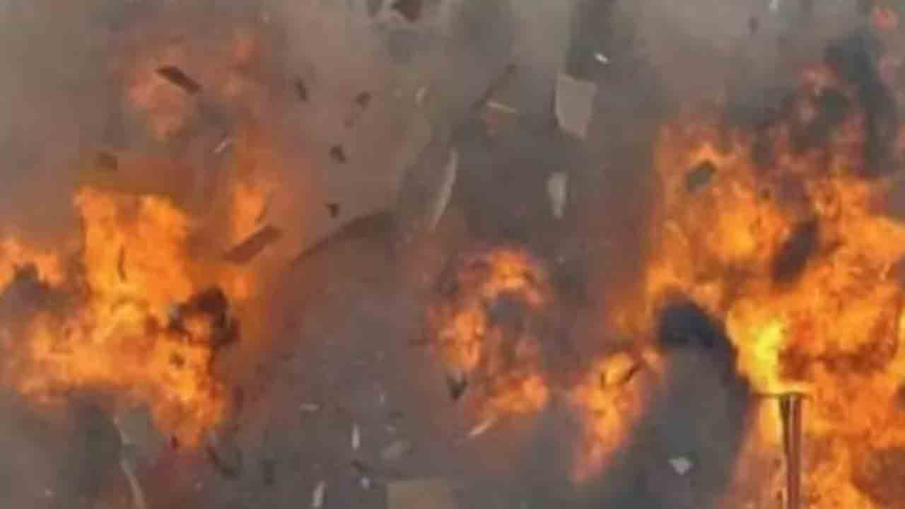 Explosion At Firecracker Factory | బాణసంచా కర్మాగారంలో పేలుడు.. పలువురికి గాయాలు