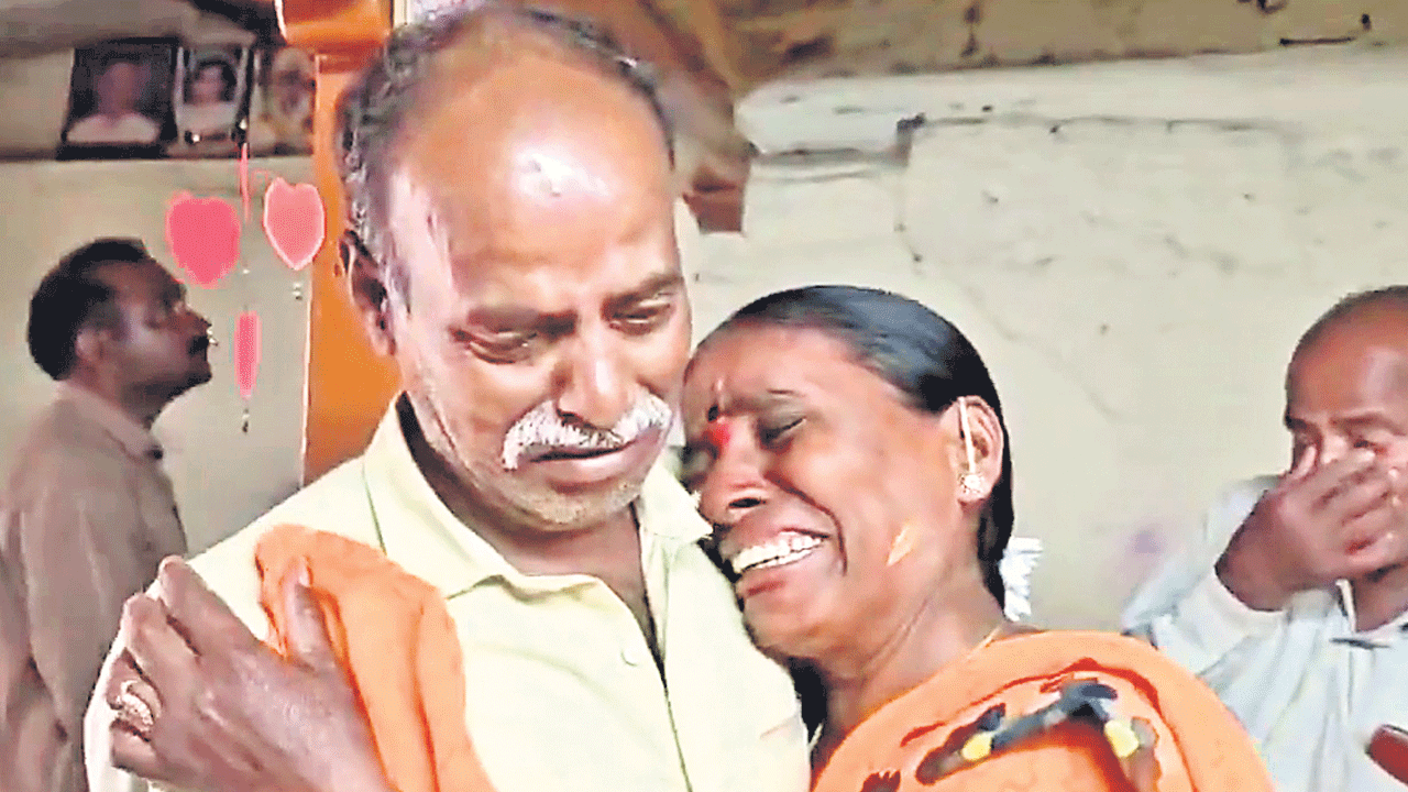 పండుగ పూట ఇంటికి చేరిన రైతు