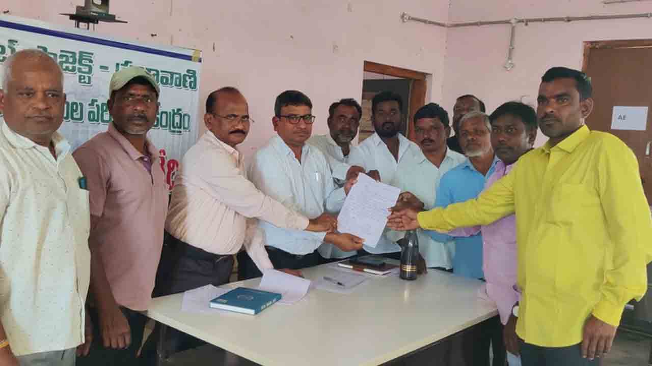 Sorghum center | జొన్నల కేంద్రాన్ని ఏర్పాటు చేయాలని వినతి పత్రం అందజేత