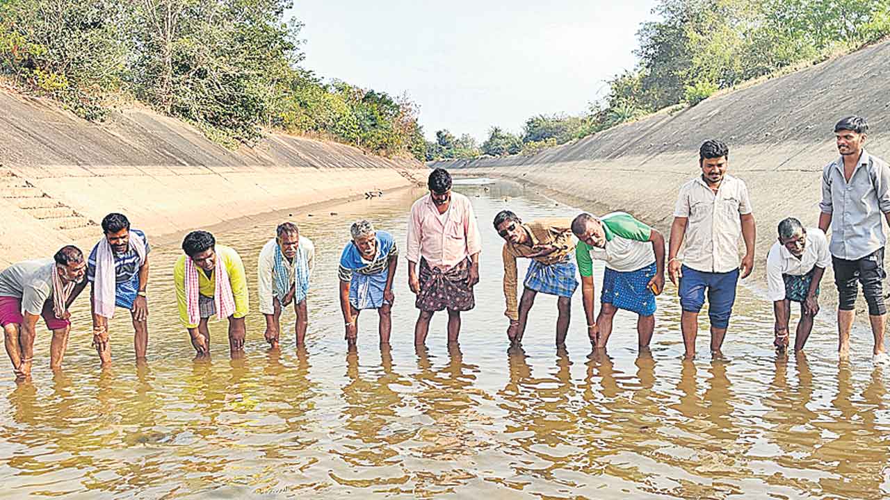 సాగు నీటి కోసం రైతుల ఆందోళన