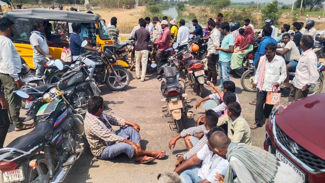 సాగునీటి కోసం రైతుల రాస్తారోకో