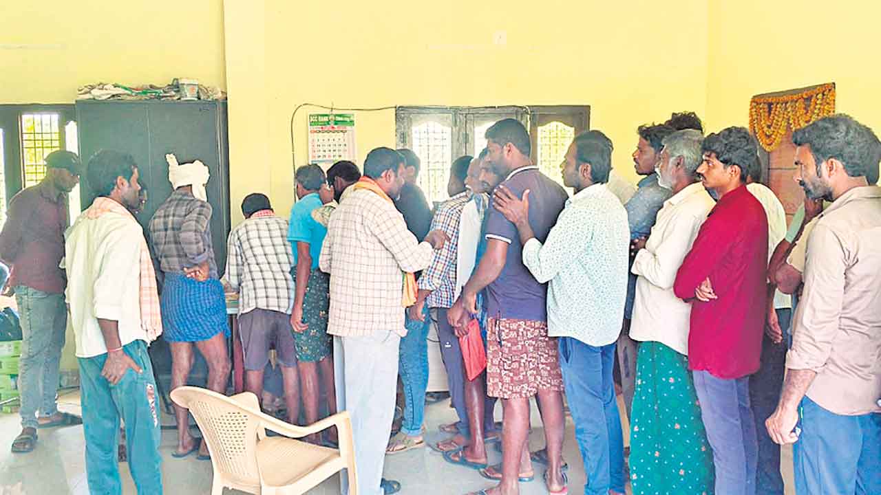 యూరియా కోసం రైతులు బారులు