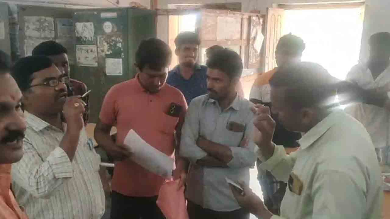 Farmers | రైతు భరోసాలో కోతలు ఎందుకో.. అధికారులను నిలదీసిన రైతులు