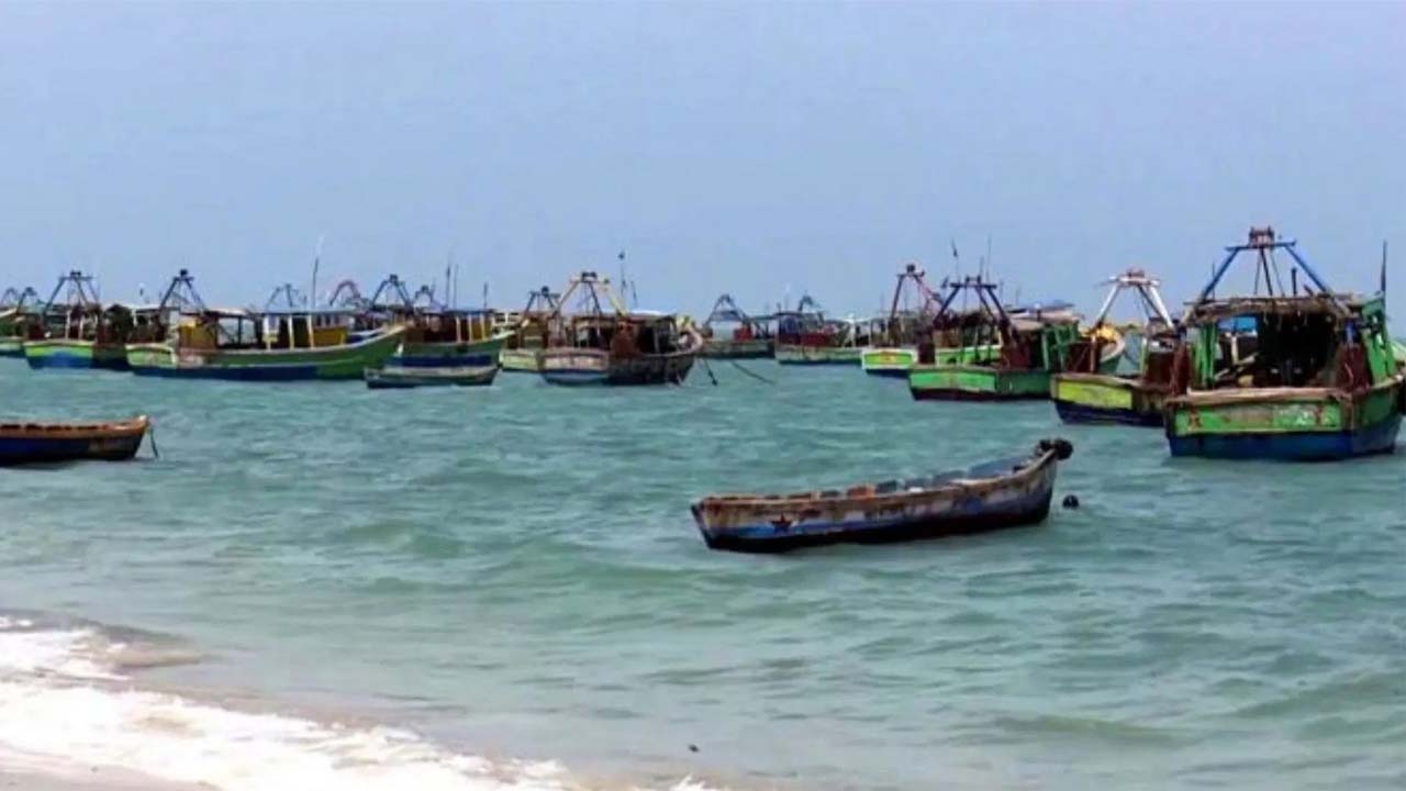 Indian Fishermen | పాక్‌ జైలు నుంచి 22 మంది భారత జాలర్లు విడుదల.. నేడు వాఘా సరిహద్దు వద్ద అప్పగించే అవకాశం..!