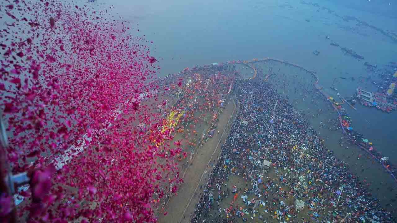 Maha Kumbh Mela | వసంత పంచమి వేళ ప్రయాగ్‌రాజ్‌కు పోటెత్తిన భక్తులు.. పూలవర్షం కురిపించిన అధికారులు
