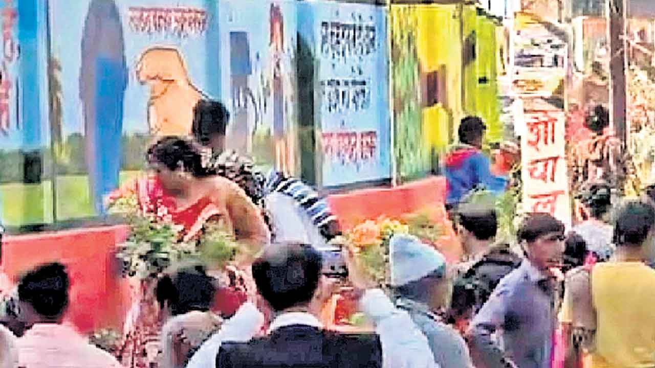 సీఎం కోసం తెచ్చిన పూల కుండీలు చోరీ