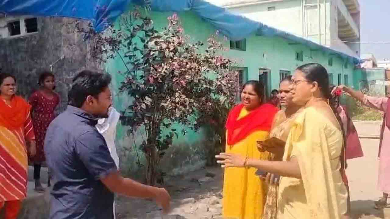 అర్ధాకలితో అలమటించిన విద్యార్థినులు