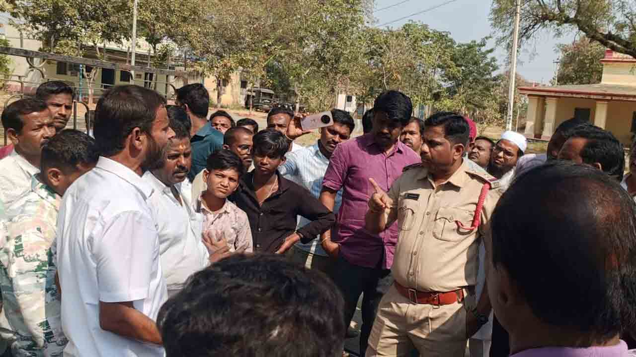 మా డబ్బులు ఇప్పించండి