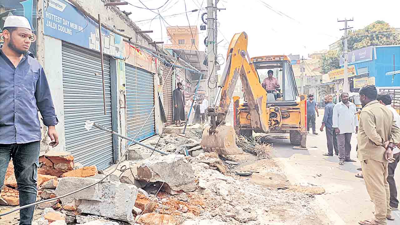 ఫుట్‌పాత్‌ ఆక్రమణల తొలగింపు