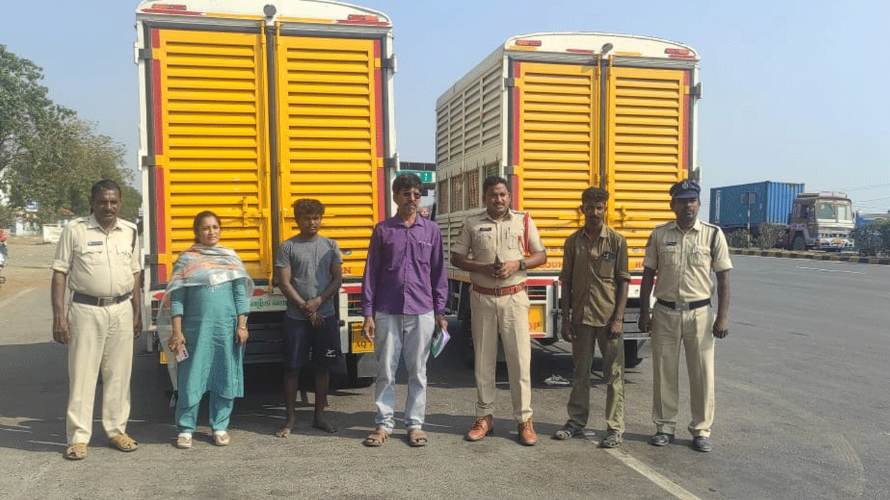 Bird Flu | గోదావరి జిల్లాల్లో బర్డ్‌ఫ్లూ.. ఏపీ నుంచి వస్తున్న కోళ్ల లారీలను సరిహద్దుల్లోనే నిలిపివేస్తున్న అధికారులు