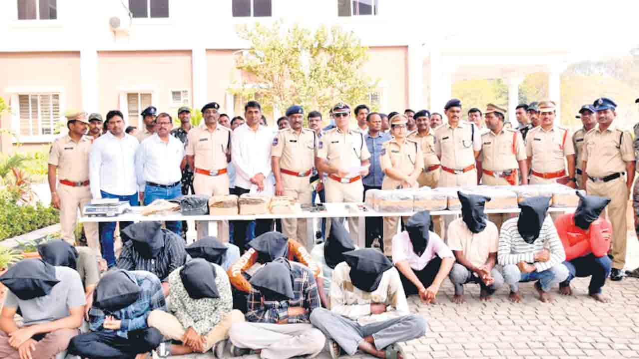 సీసీ కెమెరాల వ్యాపారం ముసుగులో గంజాయి దందా