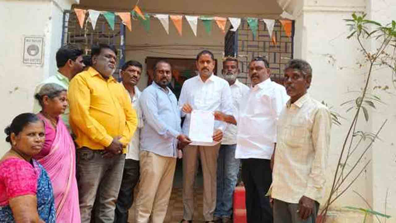 Road occupied | రోడ్డును కబ్జా చేసిన వారిపై చర్యలు తీసుకోవాలి