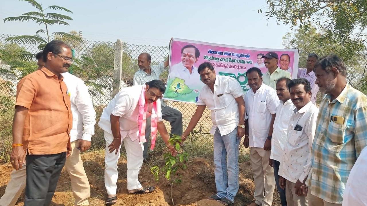 KCR Birthday | కేసీఆర్‌ స్ఫూర్తితో ప్రతి ఒక్కరూ మూడు మొక్కలు నాటాలి : బండారి శ్రీనివాస్‌గౌడ్‌