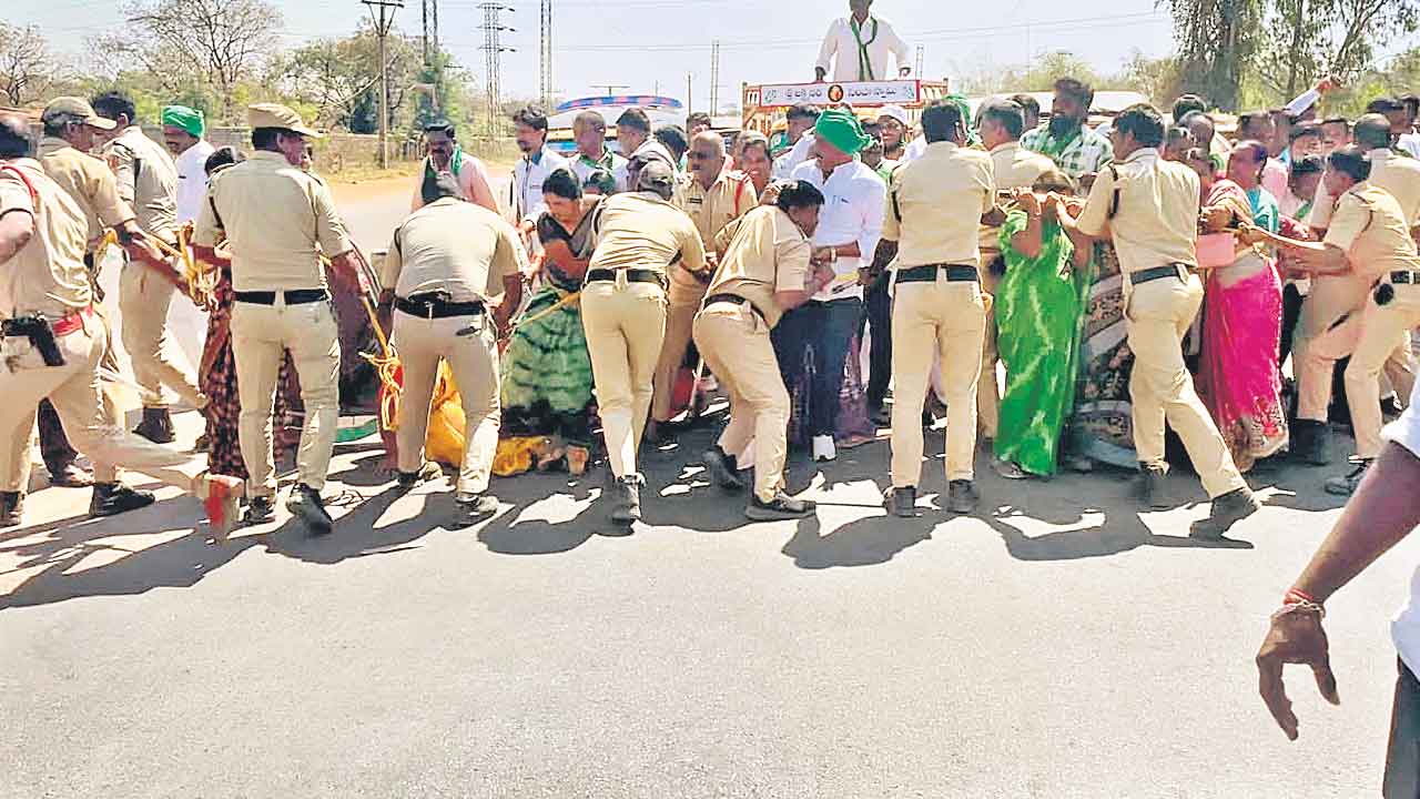 అట్టుడికిన గుమ్మడిదల