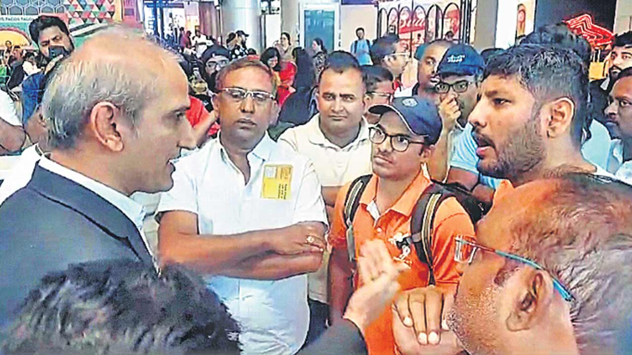 శంషాబాద్‌ ఎయిర్‌పోర్టులో ప్రయాణికుల ఆందోళన