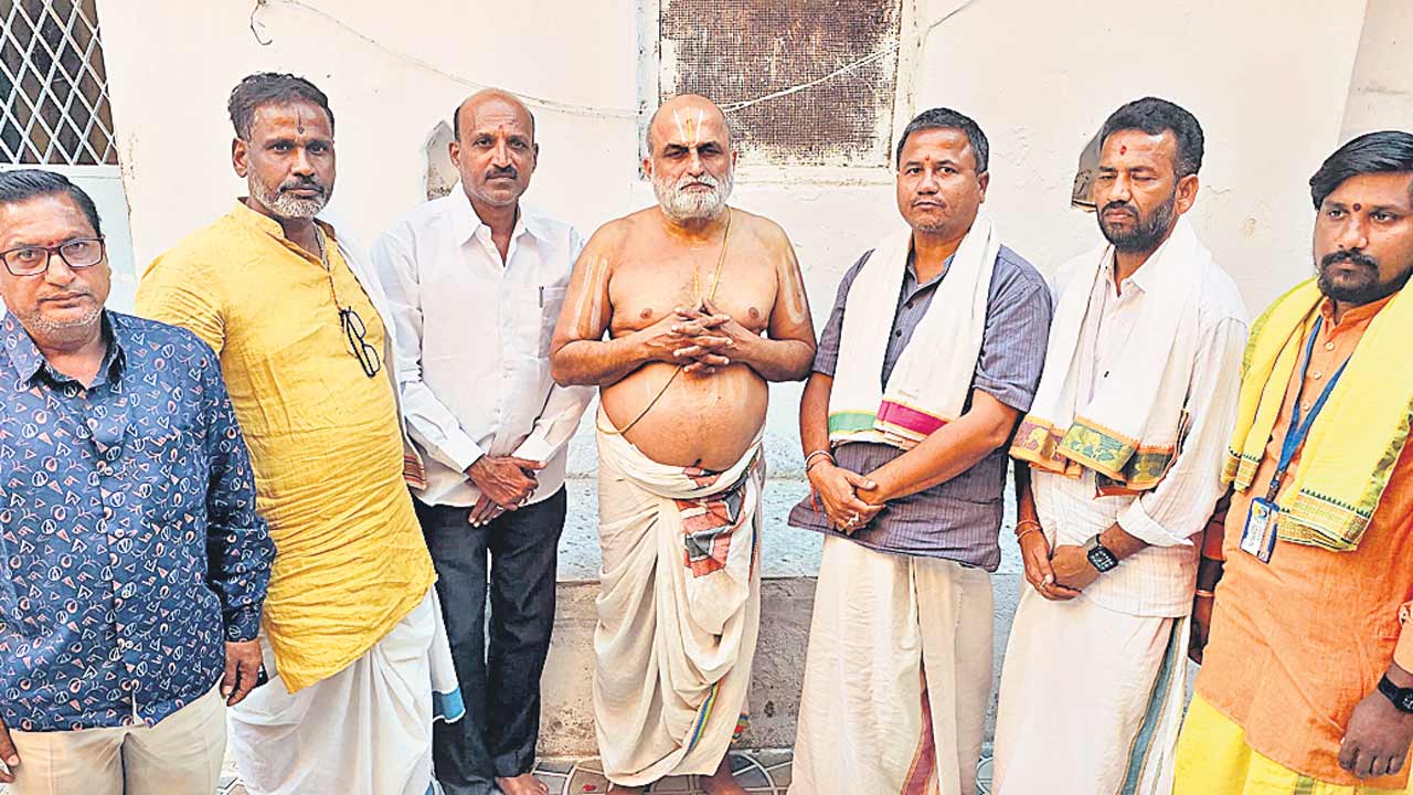 దుండగులను కఠినంగా శిక్షించాలి