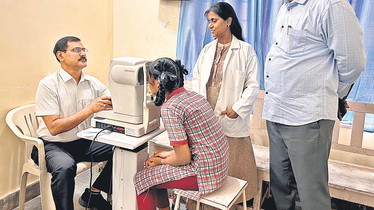 Eye Diseases | 10,000 మంది చిన్నారుల్లో కంటి సమస్యలు.. 15 రోజుల పాటు ప్రభుత్వ పాఠశాలల్లో కంటి పరీక్షలు