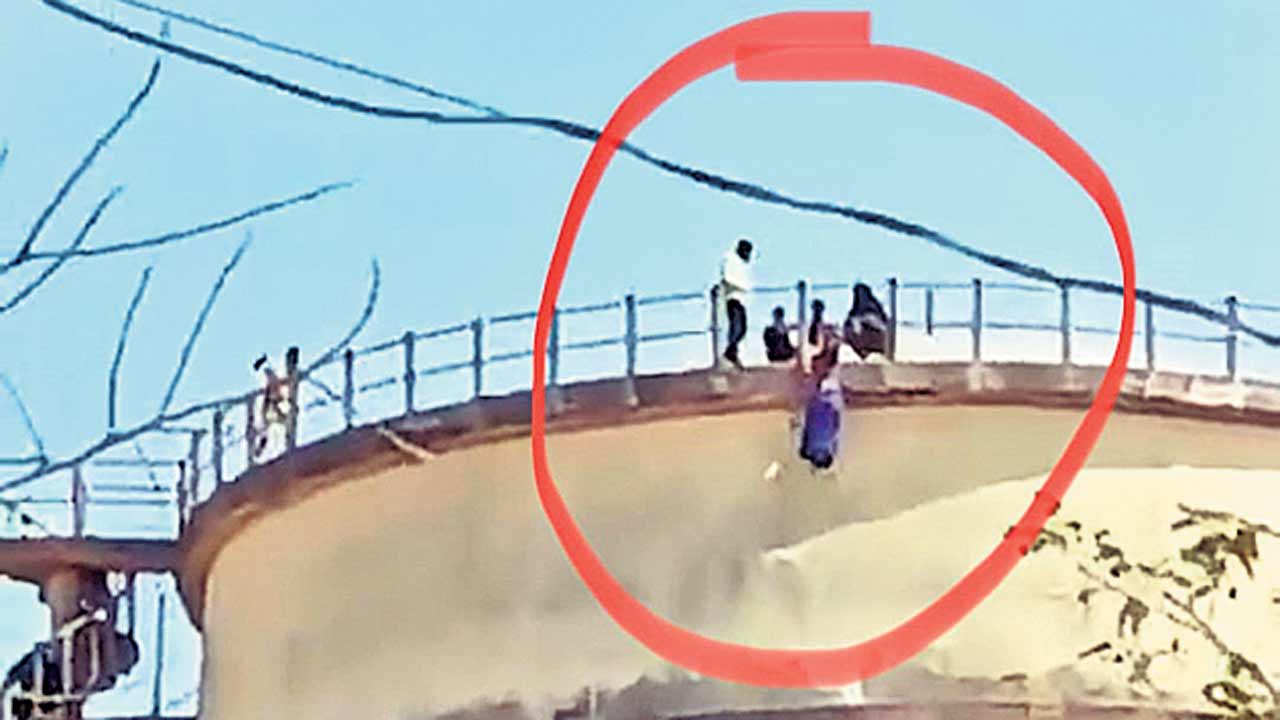 ఆధార్‌ కోసం వాటర్‌ట్యాంక్‌ ఎక్కిన మహిళ