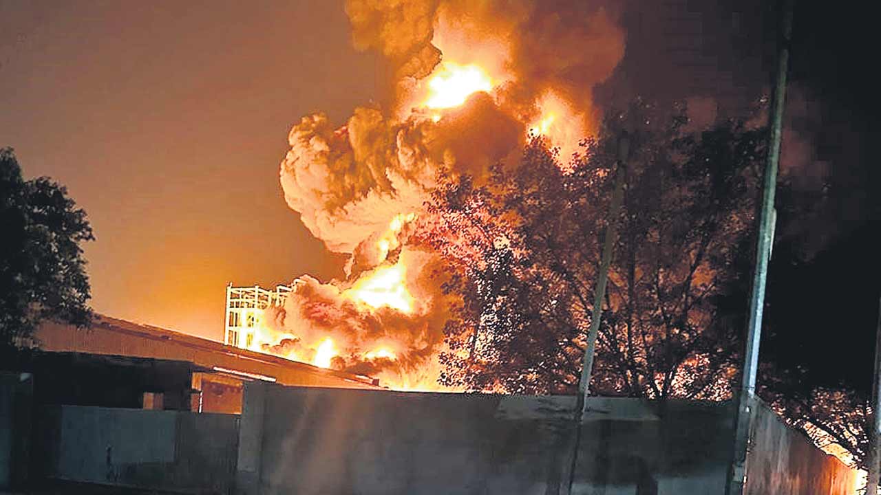 చర్లపల్లి పారిశ్రామికవాడలో భారీ అగ్నిప్రమాదం