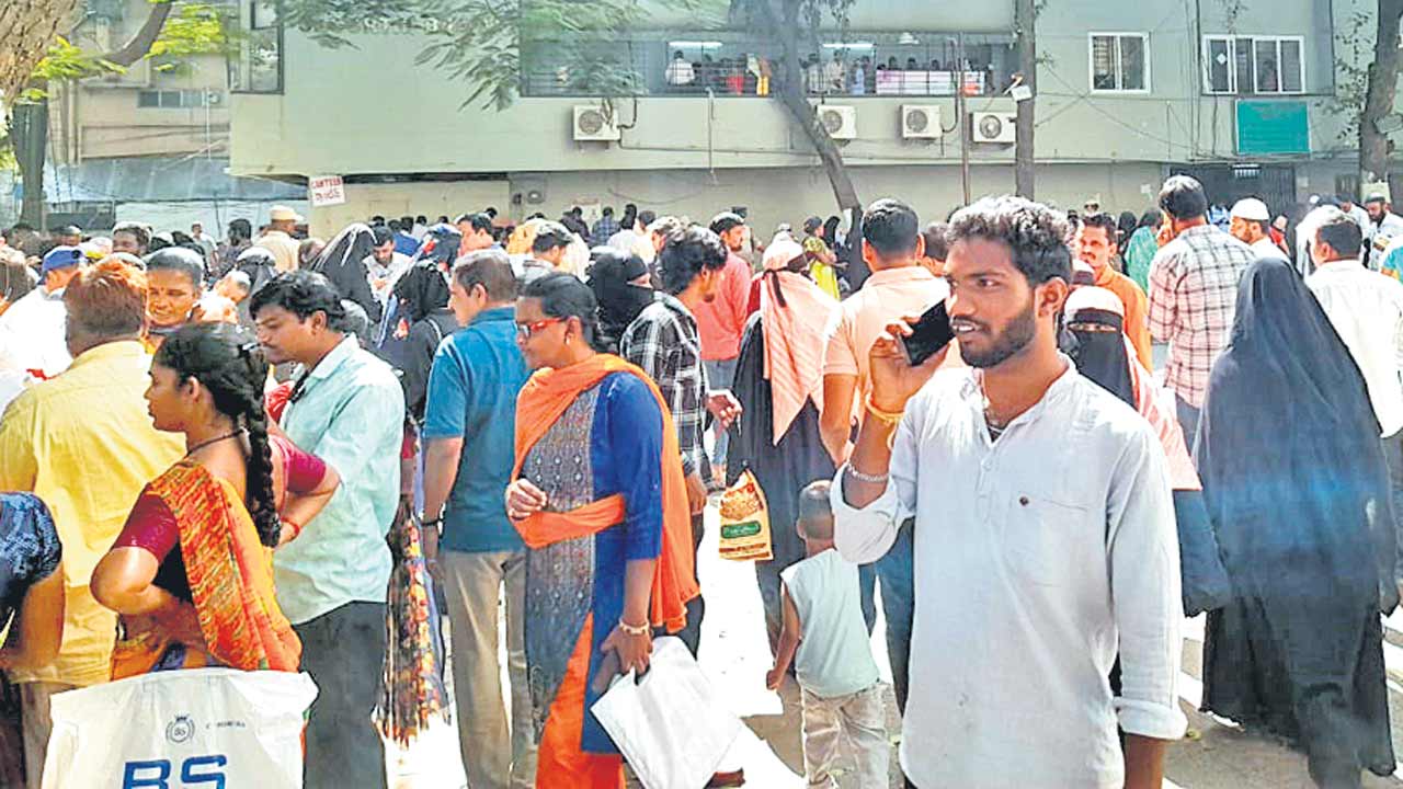 మాకు ఇండ్లు కావాలె