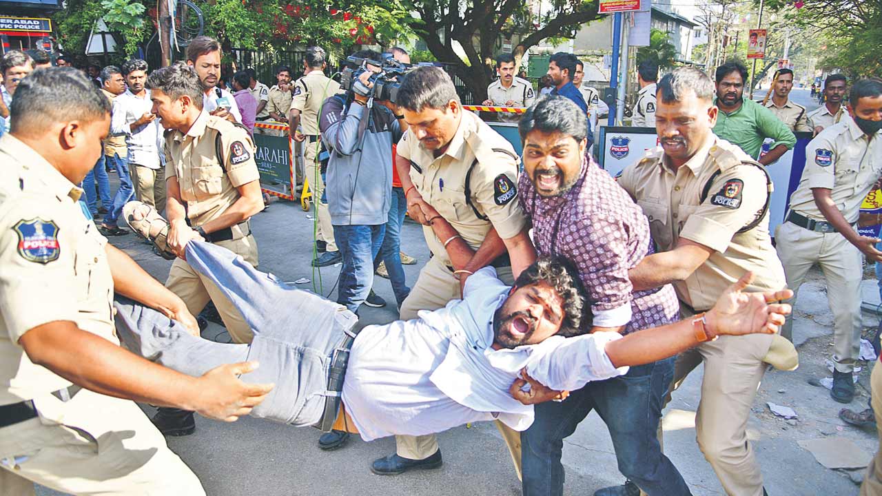 వీఆర్‌ఏల ముట్టడి ఉద్రిక్తం