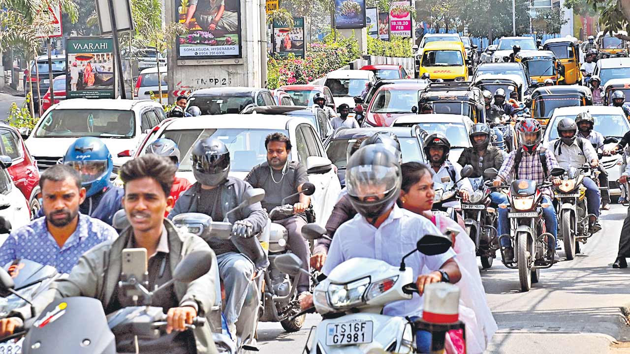 ఊపిరాడక ఉక్కిరి బిక్కిరి..