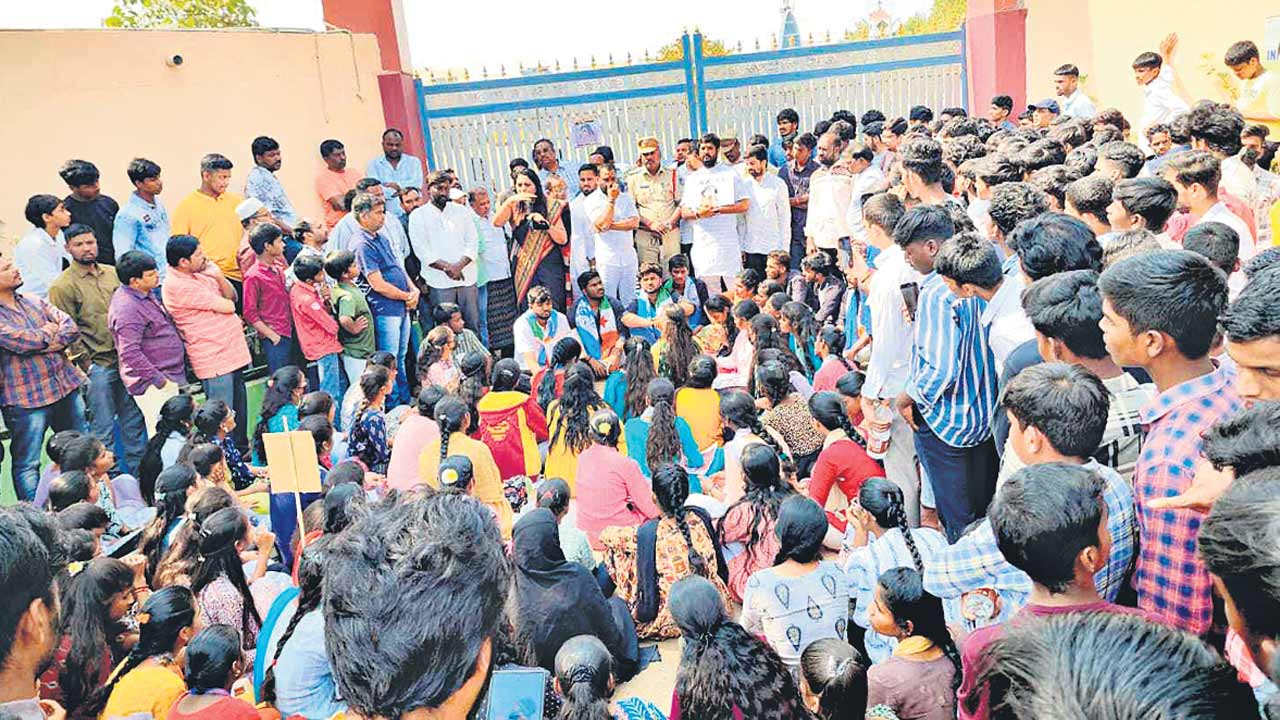 Shamshabad | చిన్నారితో అసభ్య ప్రవర్తన.. బస్సు డ్రైవర్‌తో పాటు ఉపాధ్యాయులపై చర్యలు తీసుకోవాలి