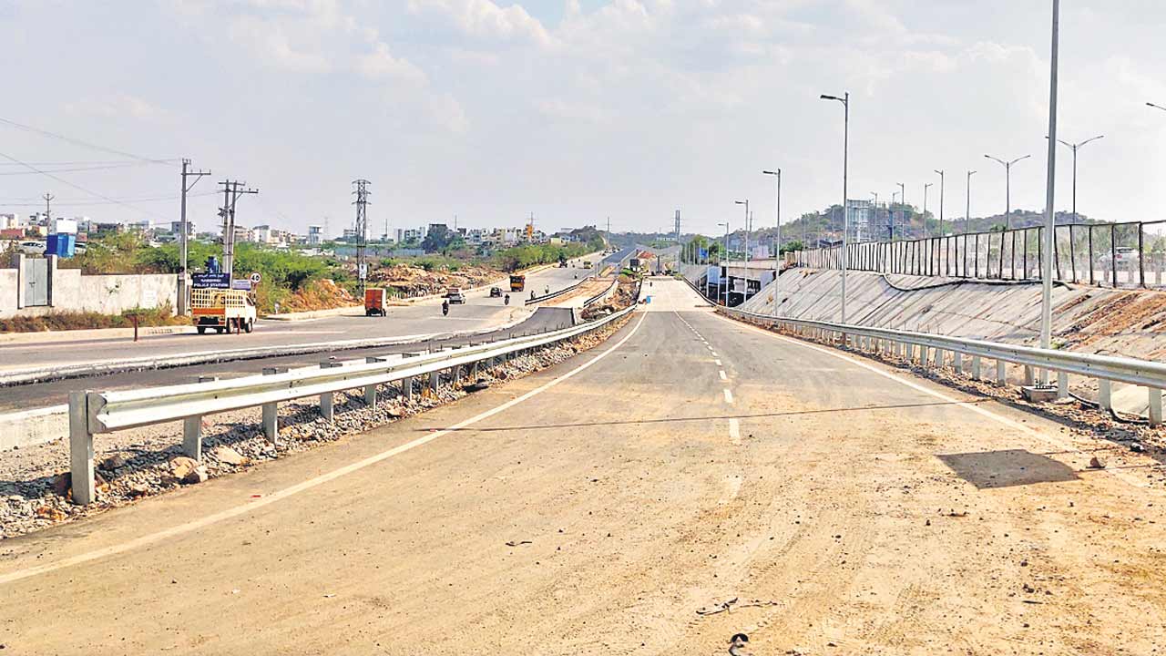 ORR | సర్వీస్‌ రోడ్లు రోజురోజుకూ అధ్వాన్నం.. మరమ్మతులకు నోచుకోని రేడియల్‌ రోడ్లు