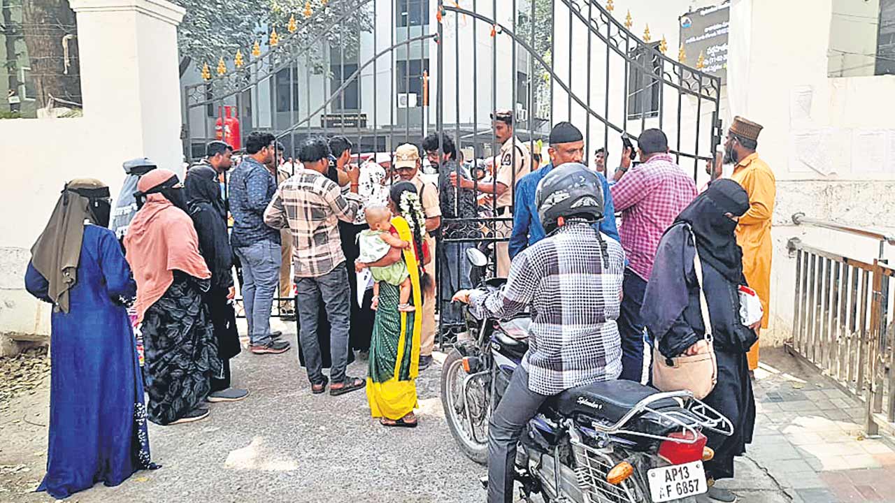 రేషన్‌ కార్డులు ఎప్పుడిస్తారు?.. తెలువదంటున్న అధికారులు