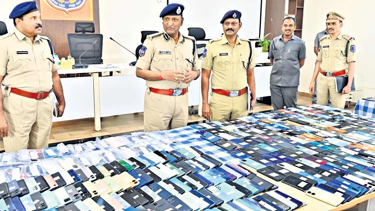 1,016 మొబైల్‌ ఫోన్లు రికవరీ