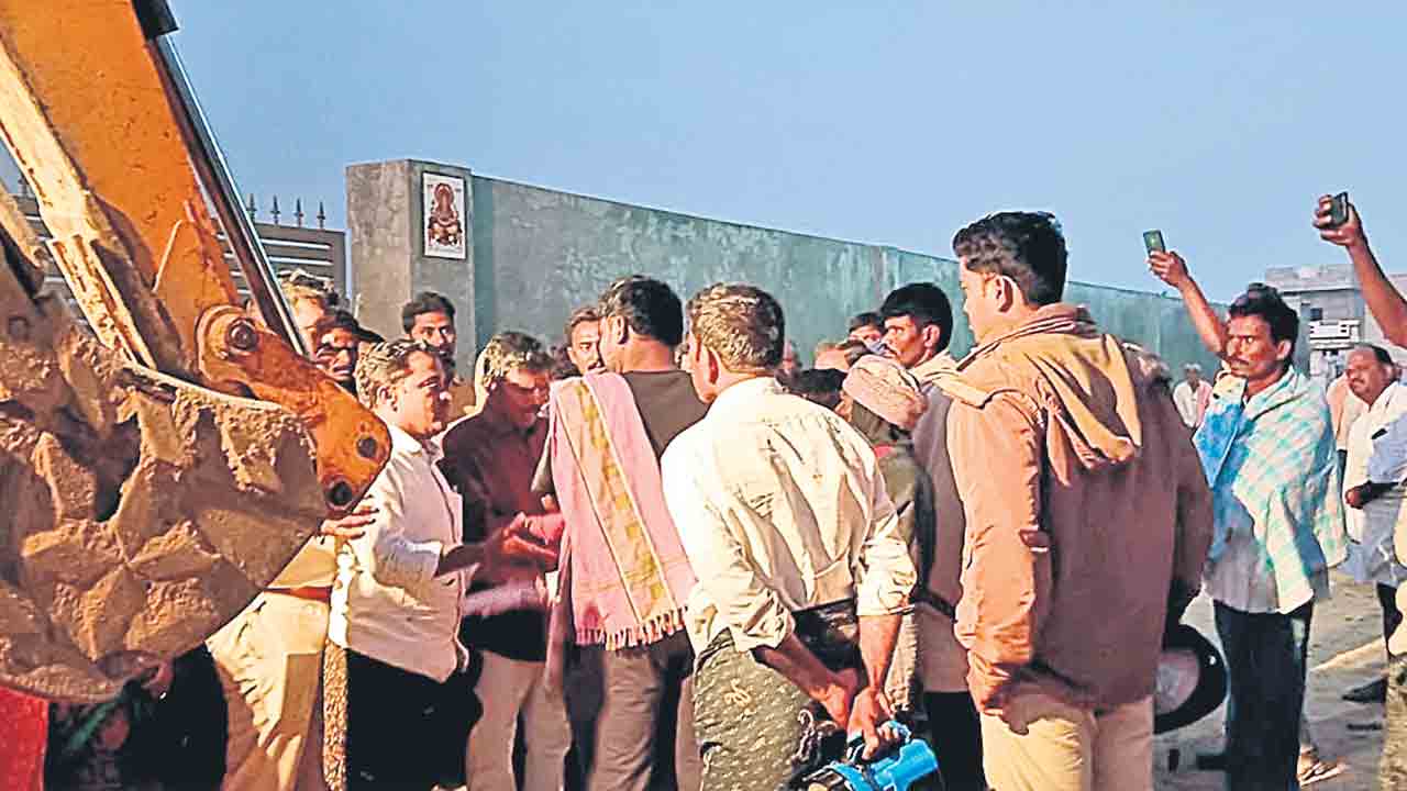 హైడ్రా తరహాలో ప్రహరీ కూల్చివేత