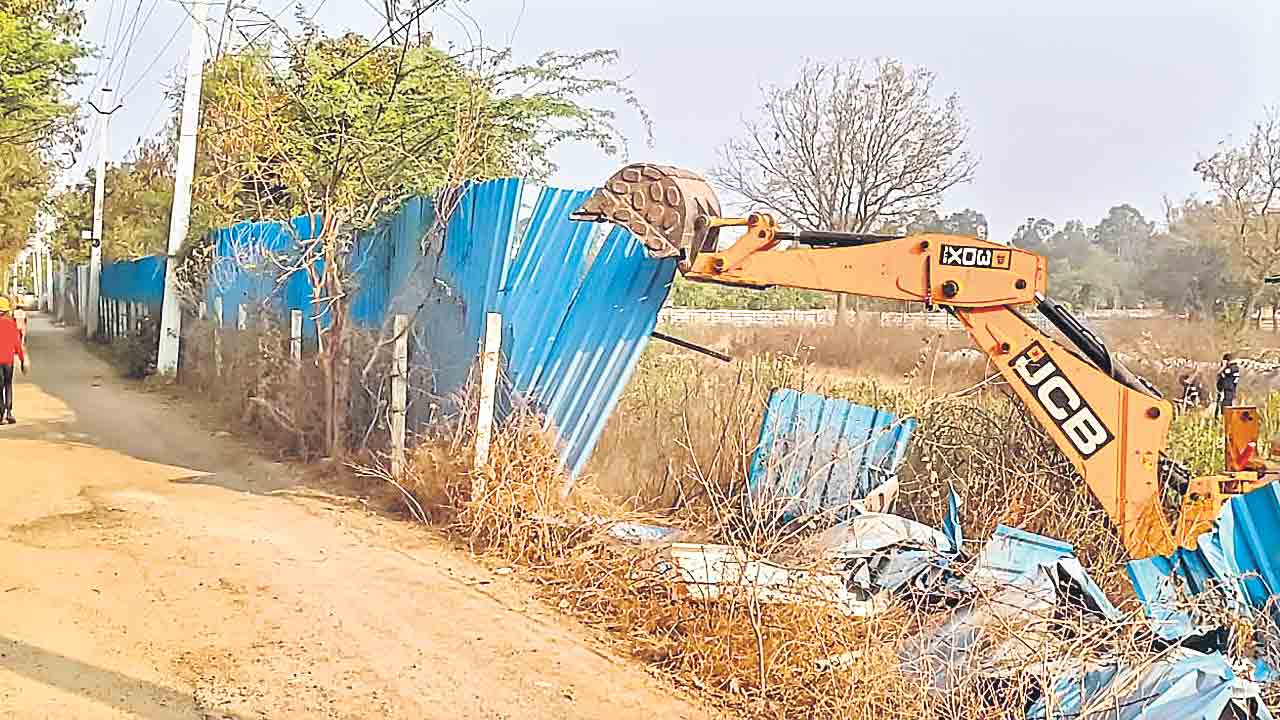 సూరం చెరువులో కూల్చివేతలు