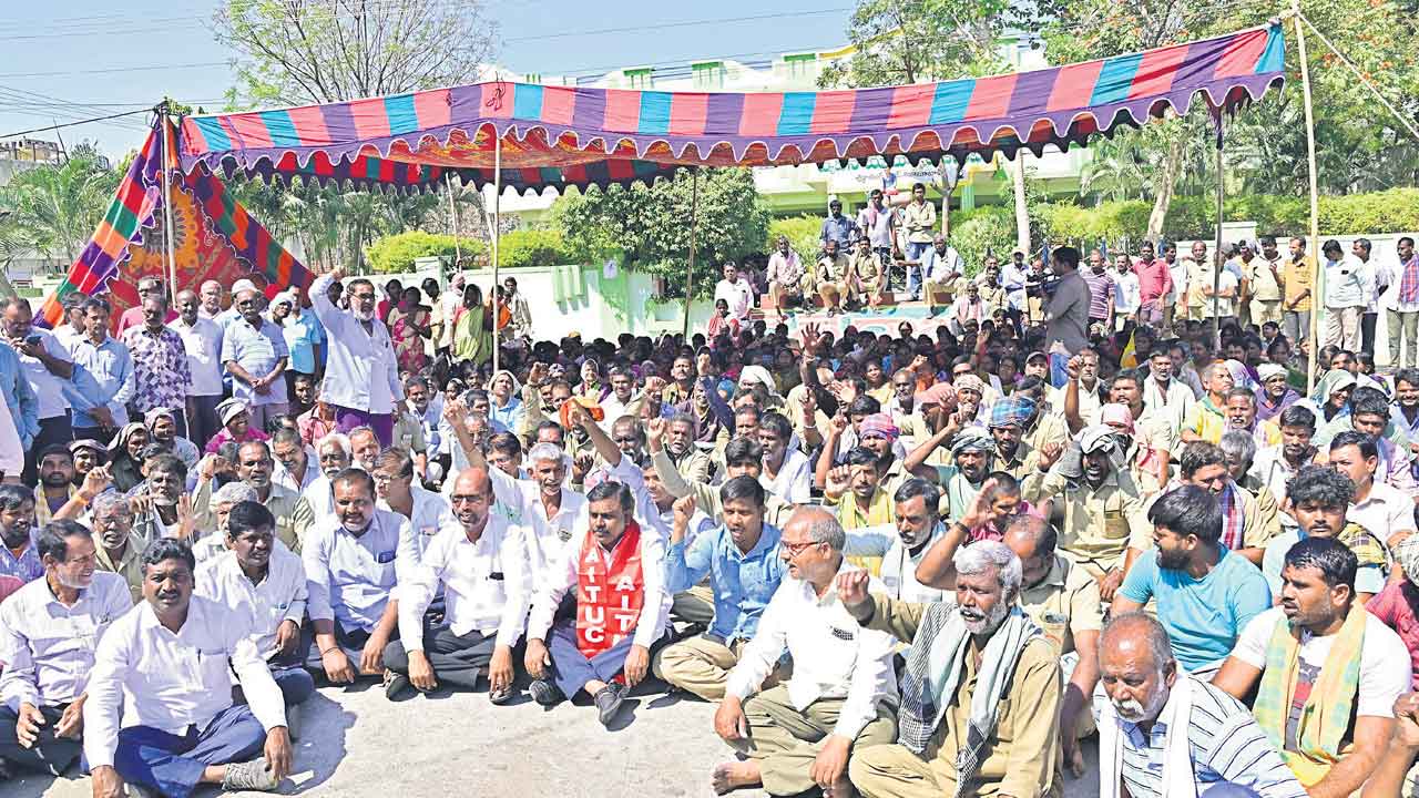 నిజామాబాద్‌లో హమాలీల ఆందోళన