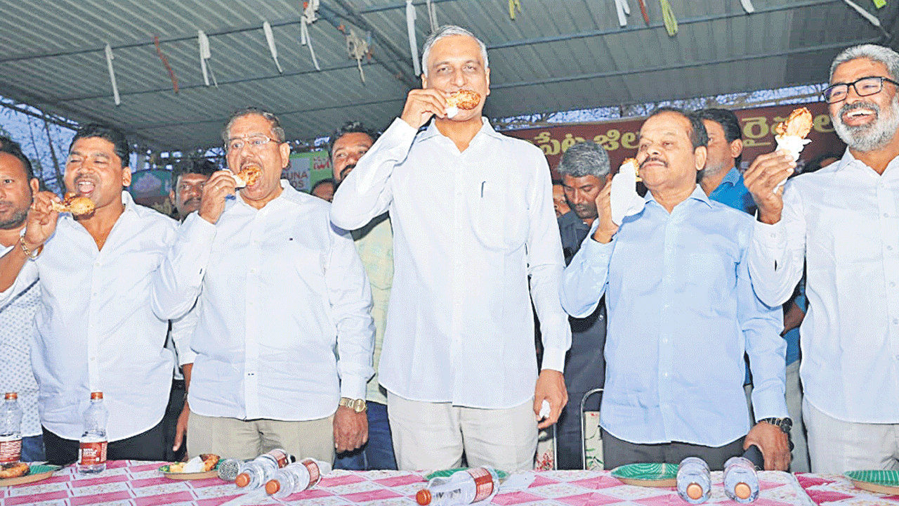 పౌల్ట్రీ రైతులను ప్రోత్సహించాలని