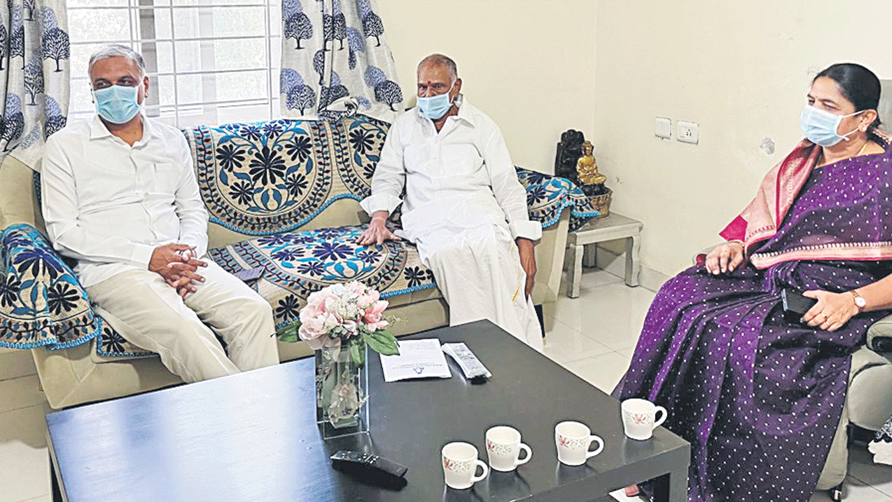 మదన్‌రెడ్డిని పరామర్శించిన మాజీ మంత్రి హరీశ్‌రావు