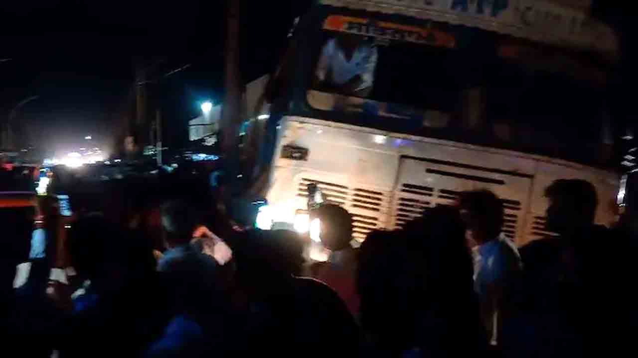 Heart Attack | డ్రైవర్‌కు గుండెపోటు.. వాహనాలపైకి దూసుకెళ్లిన ట్రక్కు.. ఒకరు మృతి