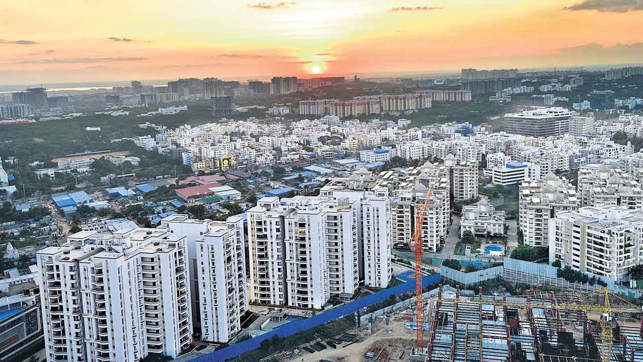 Hyderabad | హైదరాబాద్‌లో రియల్‌ఎస్టేట్‌ కుదేలు.. 22% పడిపోయిన ఇండ్ల అమ్మకాలు