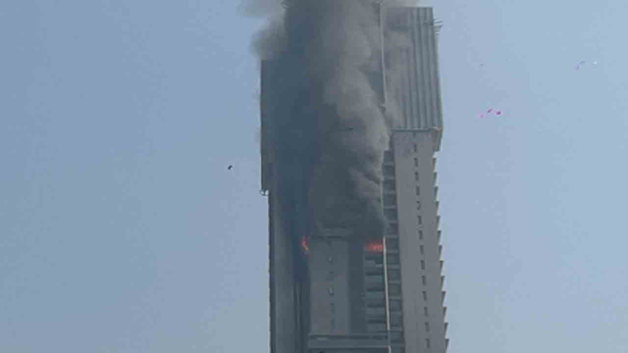 Fire Breaks Out On 42nd Floor | ఎత్తైన టవర్‌లోని 42వ అంతస్తులో భారీ అగ్నిప్రమాదం