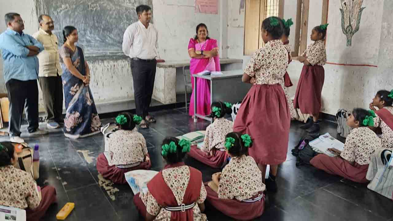 ITDA PO Rahul | ఉన్నత చదువులు చదివి తల్లిదండ్రులకు పేరు తేవాలి : ఐటీడీఏ పీవో రాహుల్