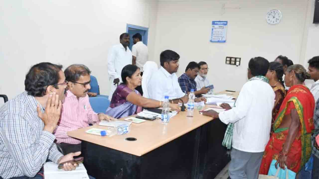 సమస్యల పరిష్కారంపై దృష్టి పెట్టండి