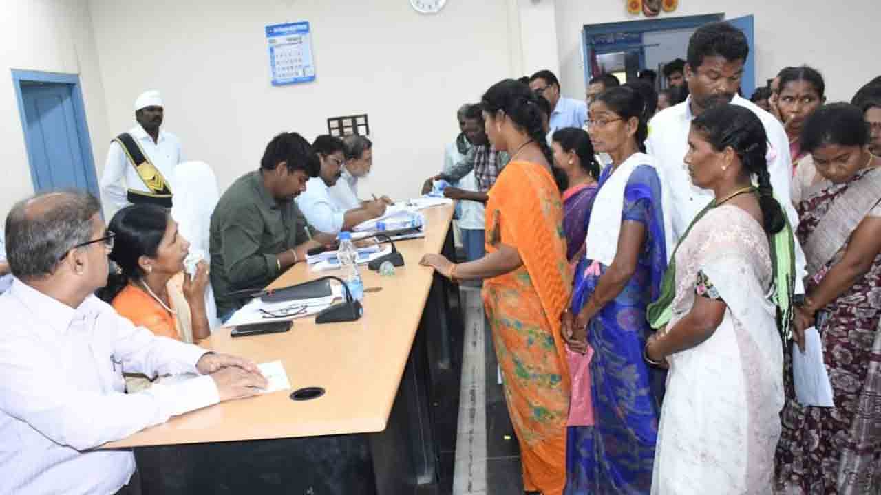 అర్హులైన గిరిజనులకు పథకాలు