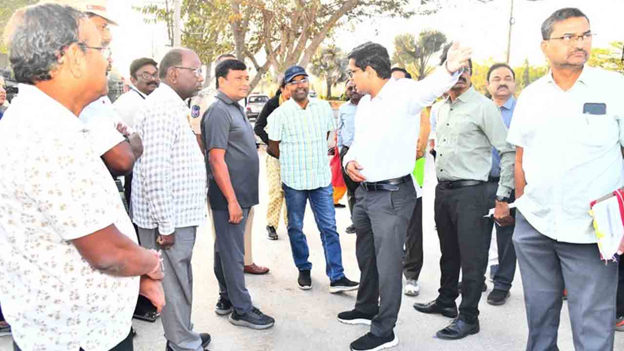 Ilambarithi IAS | బస్సులో తిరిగి కూడళ్లను పరిశీలించిన బల్దియా కమిషనర్ ఇలంబర్తి