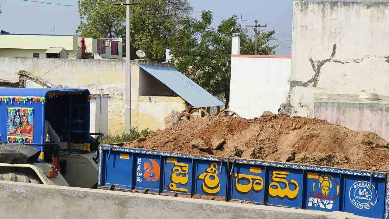 Illegal Mining | చెరువు నుంచి‌ మట్టి అక్రమ తరలింపు.. పట్టించుకోకుండా పోలీసుల ఉచిత సలహా