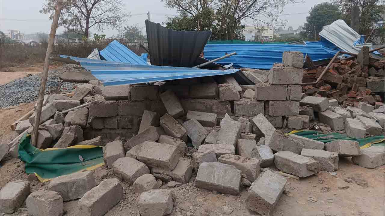 Illegal constructions | భద్రాద్రి కొత్తగూడెంలో అధికారుల పంజా.. 18 ఎకరాల్లో అక్రమ కట్టడాల కూల్చివేత