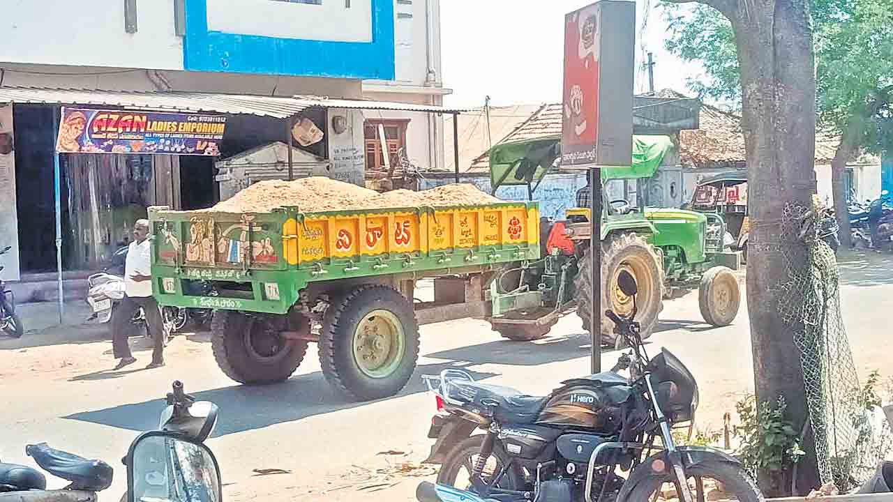 పెద్దవాగులో ఇసుకాసురుల తిష్ట!