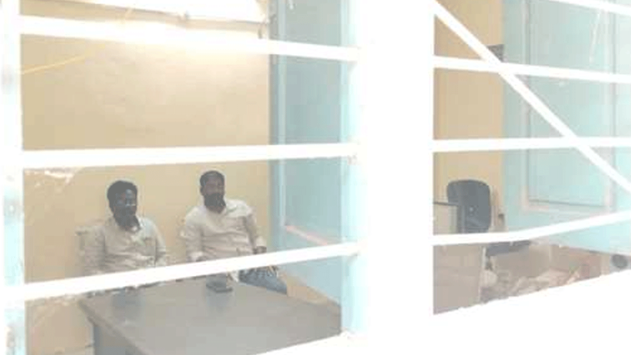 Farmers Protest | పంచాయతీ కార్యాలయంలో నీటిపారుదల అధికారుల నిర్బంధం