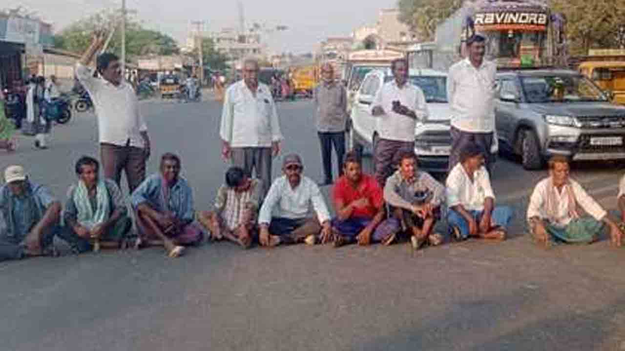 Irrigation Water | సాగునీరు విడుదల చేయాలని రోడ్డెక్కిన రైతన్నలు