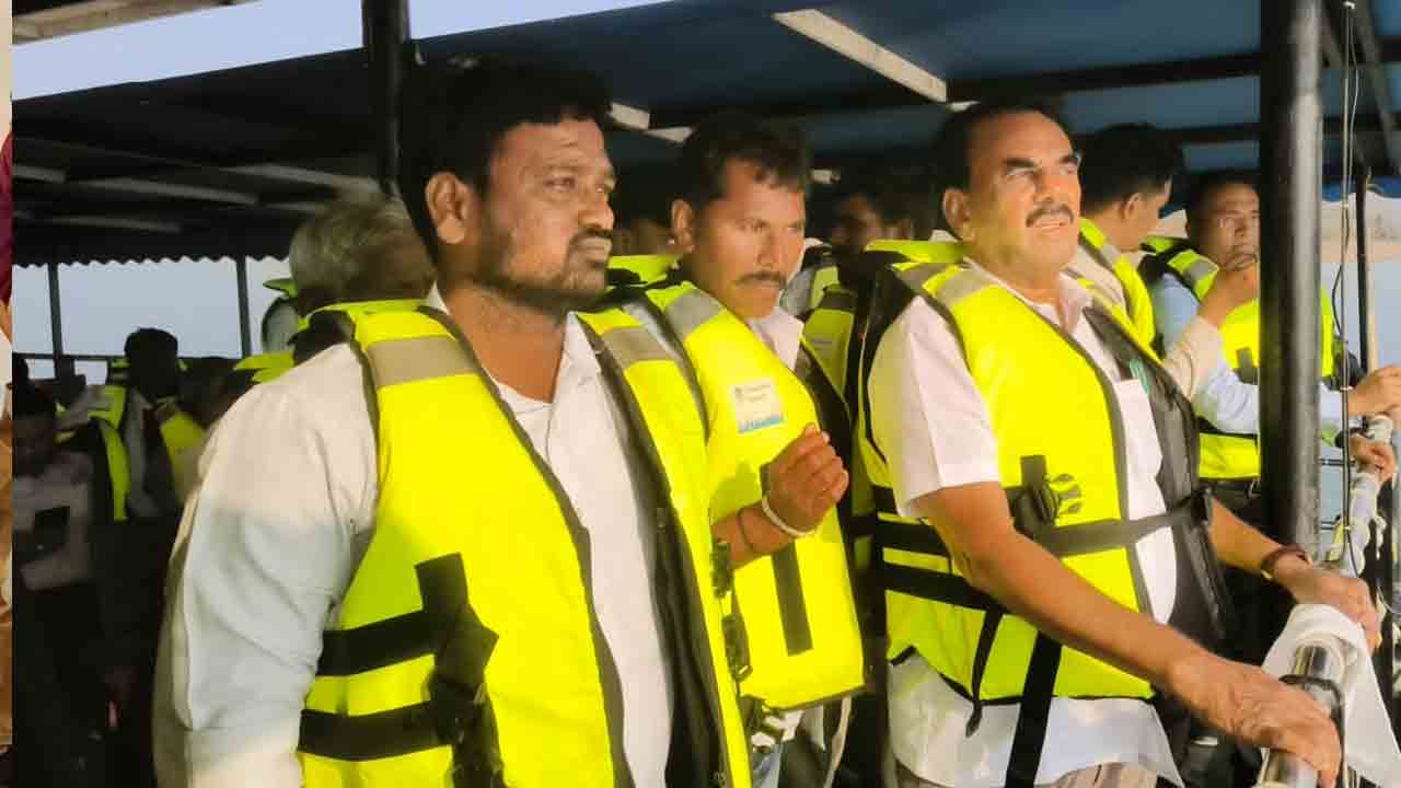 Jupalli Krishna Rao | ఆహ్లాదకర వాతావరణంలో లాంచీ ప్రయాణం.. మంత్రి జూపల్లి