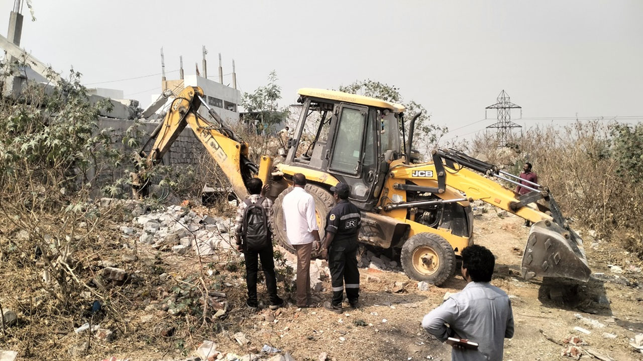 HYDRA | జగద్గిరిగుట్టలో హైడ్రా కూల్చివేతలు.. పరికి చెరువులో ఆక్రమణల తొలగింపు