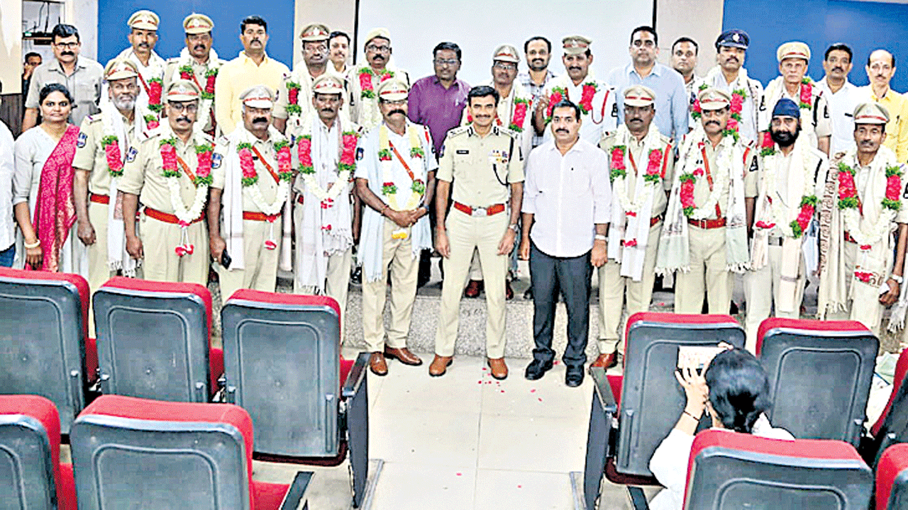 ఉద్యోగ విరమణ తర్వాత కుటుంబంతో గడపాలి